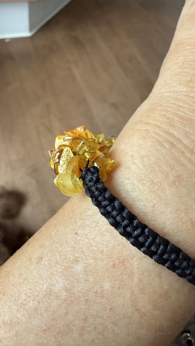 Bracciali & Braccialetti: Makramee-Armband mit Bernstein – Nuovo e nell'imballaggio originale da Ebikon venduto da elischka 2