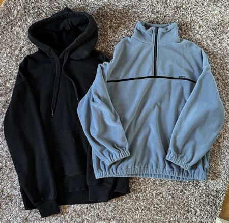 Zwei Pullover