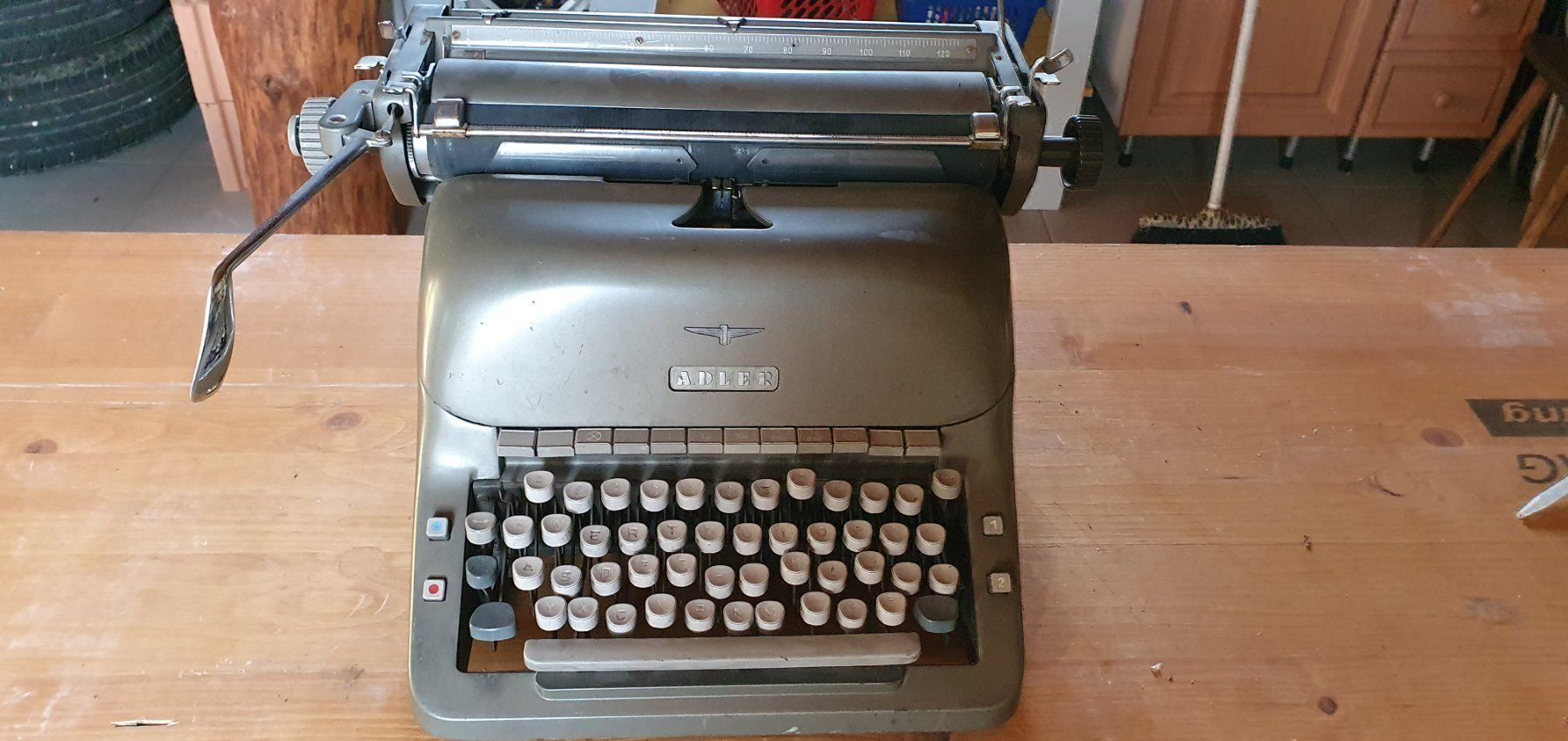 Adler Macchine da scrivere: Ancienne machine à écrire Adler – Usato da Moutier venduto da gvmv