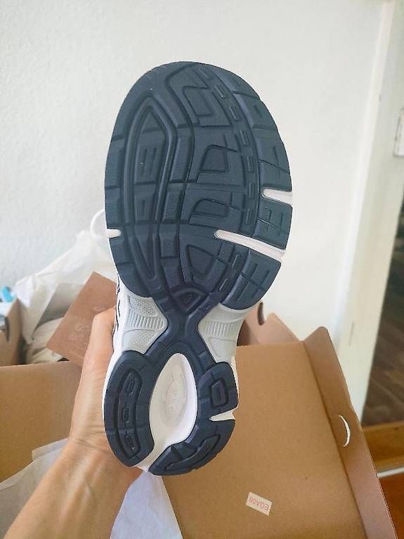 Herrenschuhe: Baskets Asics, neuves, pointure 38 – Neu und originalverpackt aus Montpreveyres von Maleagant 2