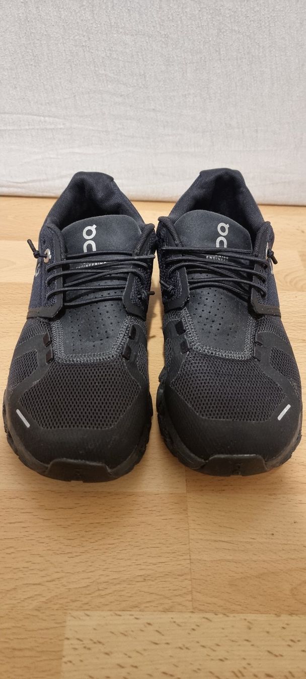 On Damenschuhe: On Cloud Laufschuhe, neuwertig, 39 Schwarz – Gebraucht aus Busswil BE von Carlpkv