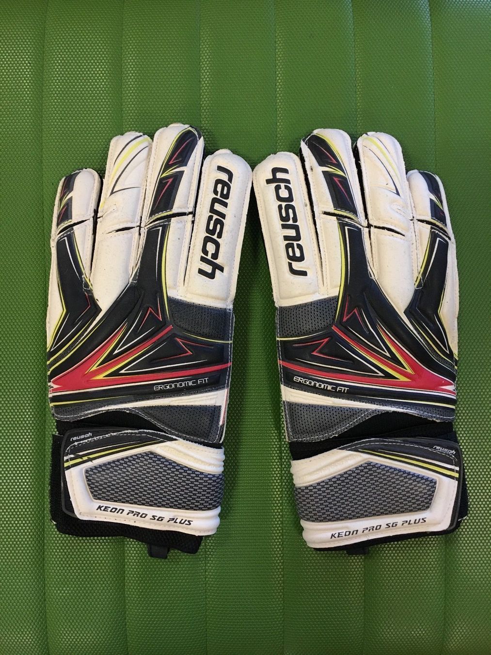 Reusch Handschuhe & Handstulpen: REUSCH GOALIE HANDSCHUHE            GR. 8 – Neu und originalverpackt aus Zürich von LIQUIDATOR.CP