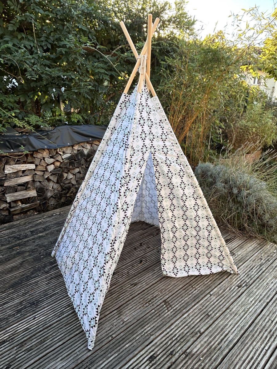 Autres lits & meubles pour enfants: Kinderspielzelt Tipi mit Muster – D'occasion à Rüti ZH par Helen_333