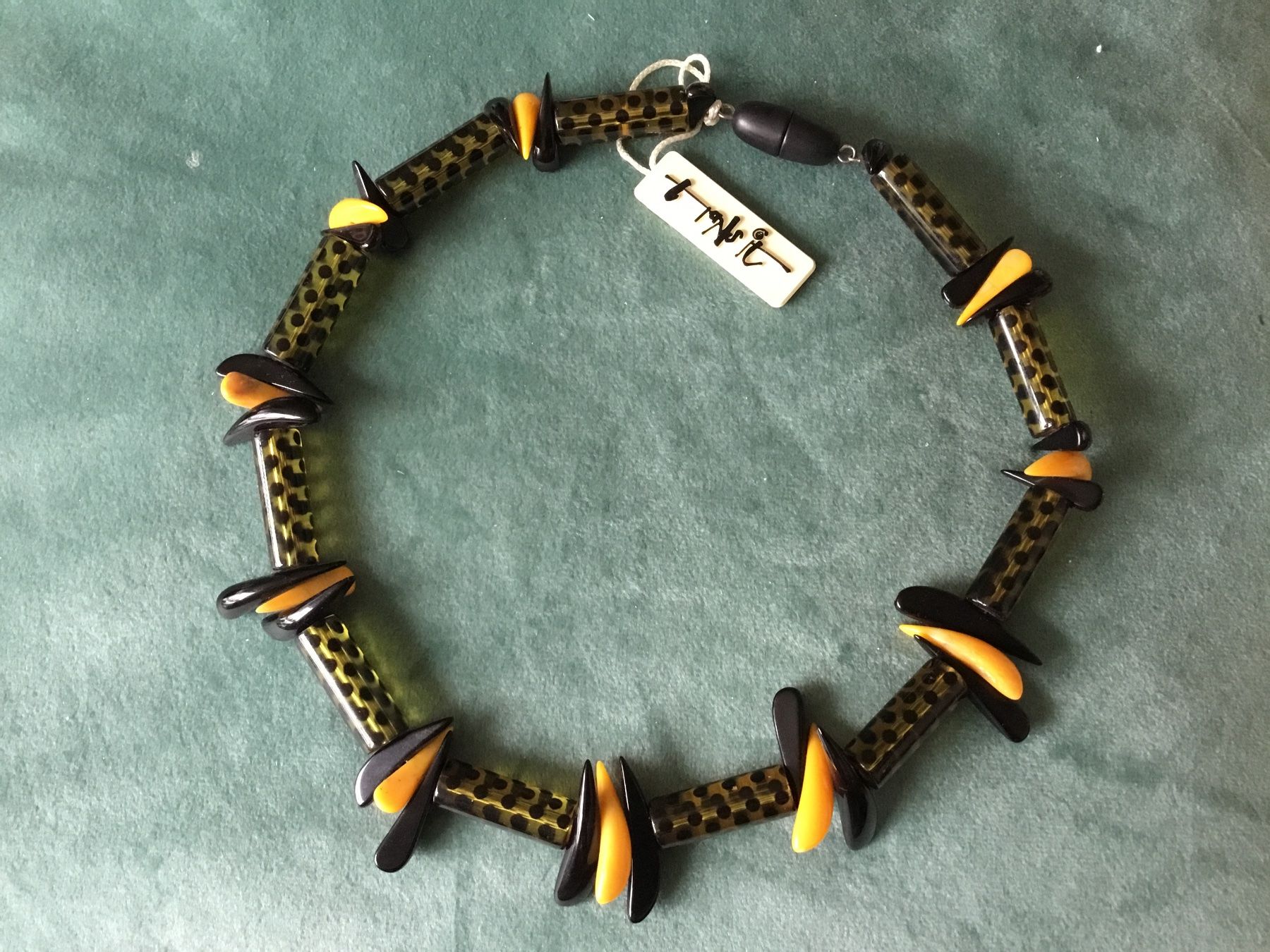 Catenine: Collier tour de cou original plexi noir / jaune – Nuovo e nell'imballaggio originale da Le Landeron venduto da nic_8hd5