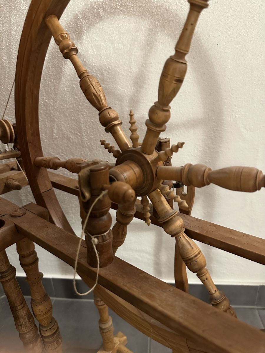 Ruote per filare: Spinnrad aus Holz – Usato da Schwyz venduto da Kolreuteria 6
