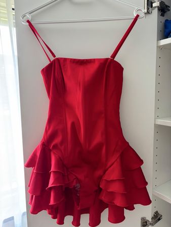 Rotes Kleid mit Rüschen Grösse XS guter Zustand