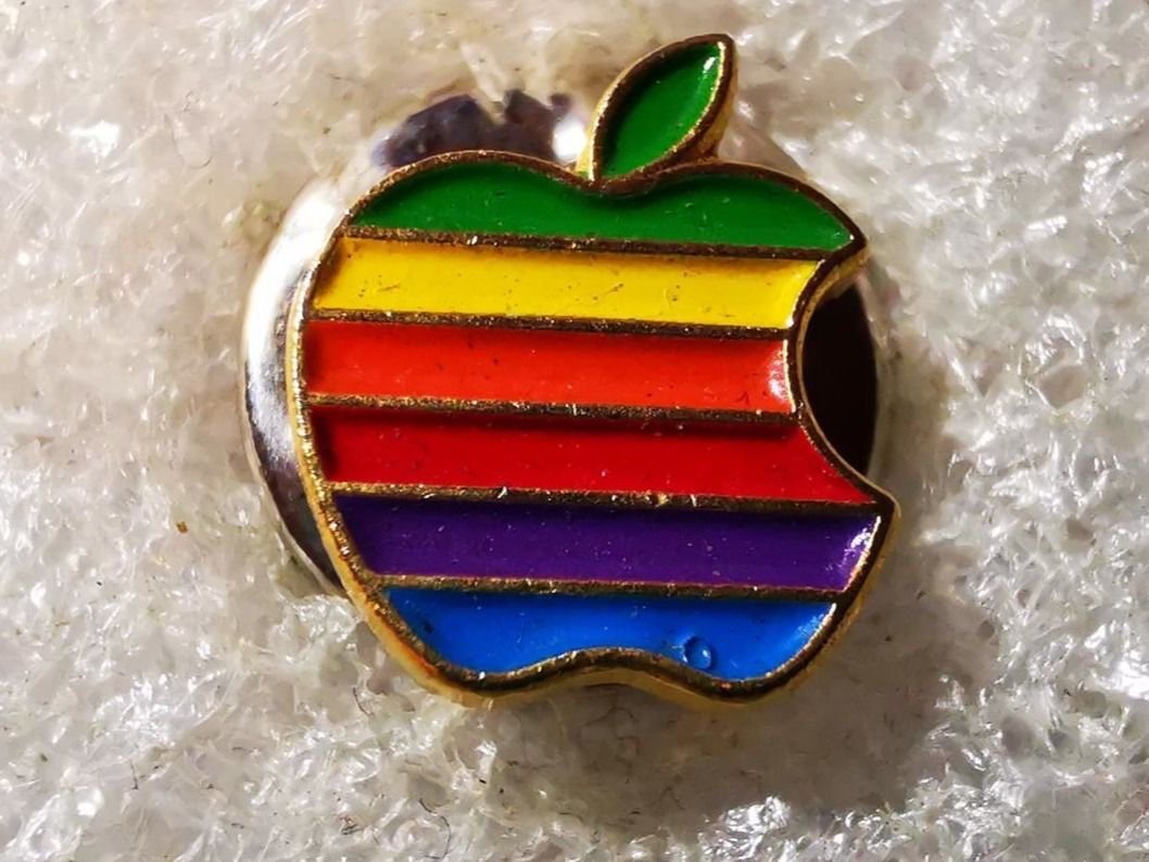 Plaquettes & Badges: Ansteckpin 70: Apple Logo – D'occasion à Oppligen par Pin-Fall-Shop