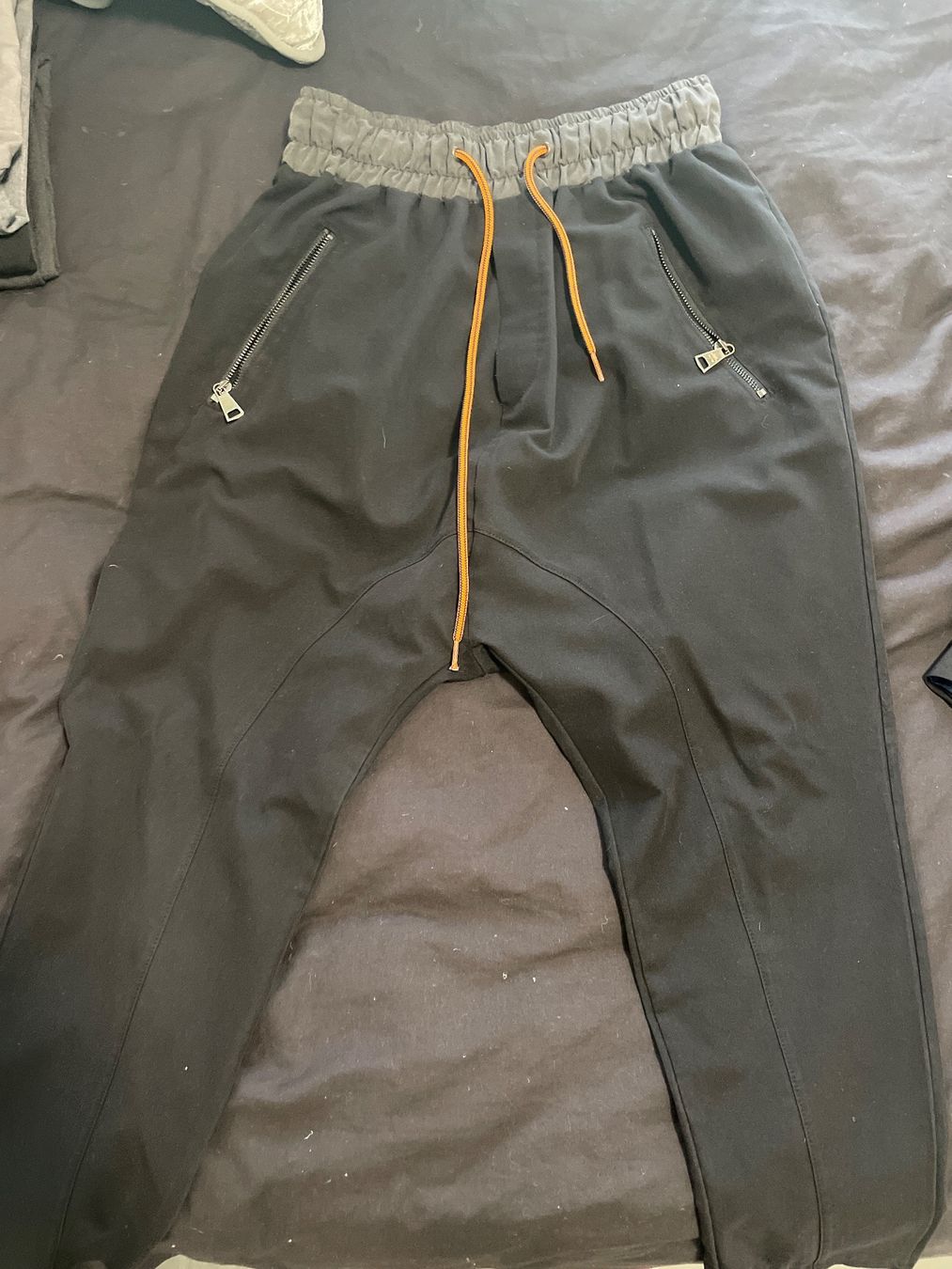 Pantaloni: Pantalone cavallo basso, stretto infondo – Nuovo (secondo la descrizione) da Riva San Vitale venduto da dan_5r87