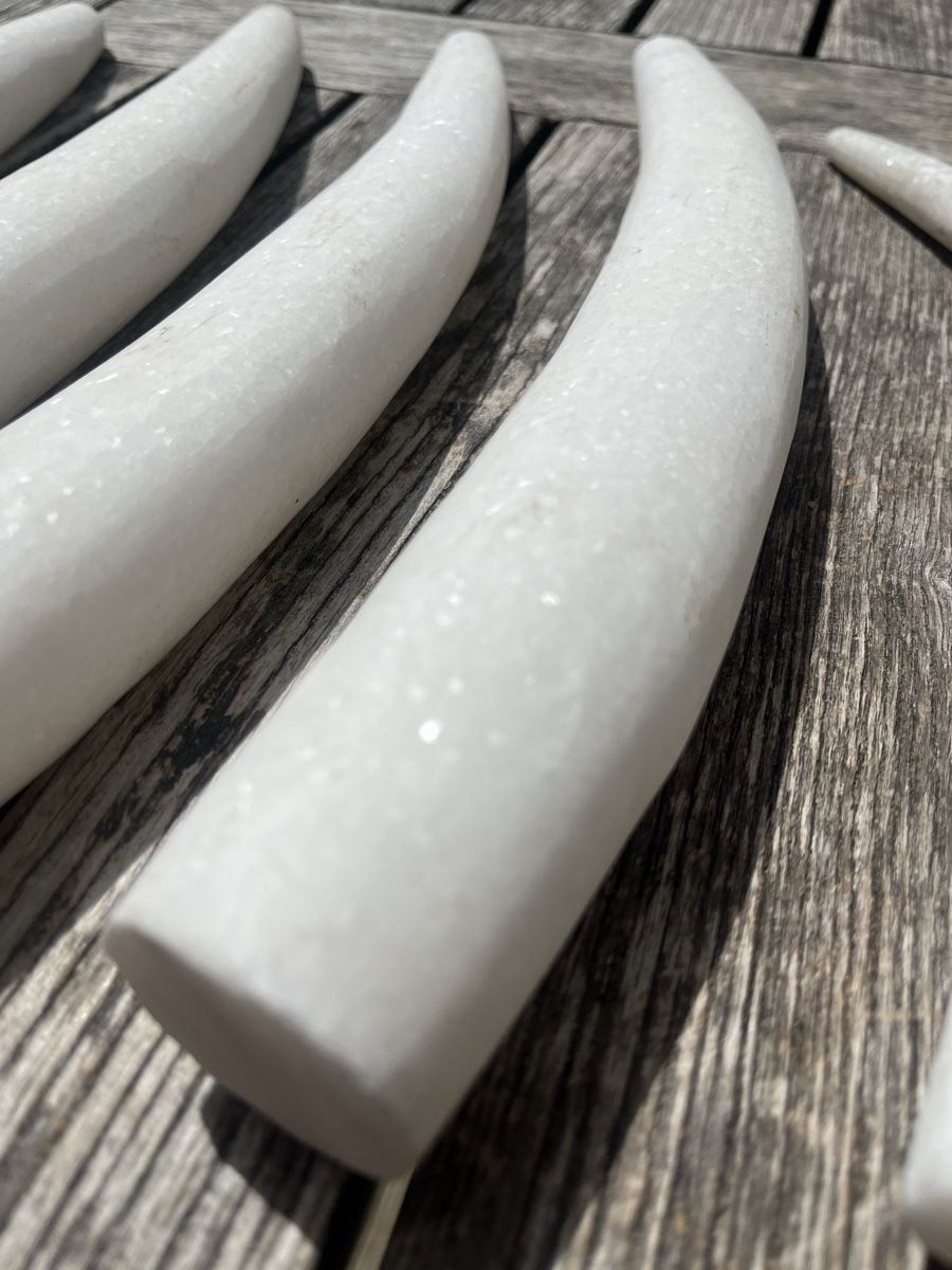 Figuren: 5 Stosszähne aus Marmor Deko – Gebraucht aus Wiesenberg von swissantik 3