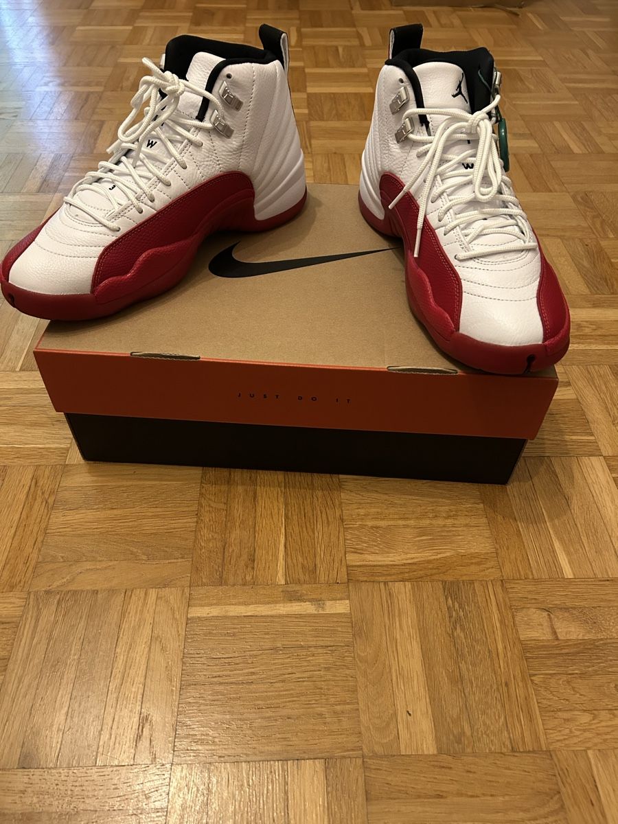 Jordan Scarpe da uomo: Jordan 12 Retro Cherry Grösse 43 /Size 9.5 – Nuovo e nell'imballaggio originale da Unterentfelden venduto da basket05