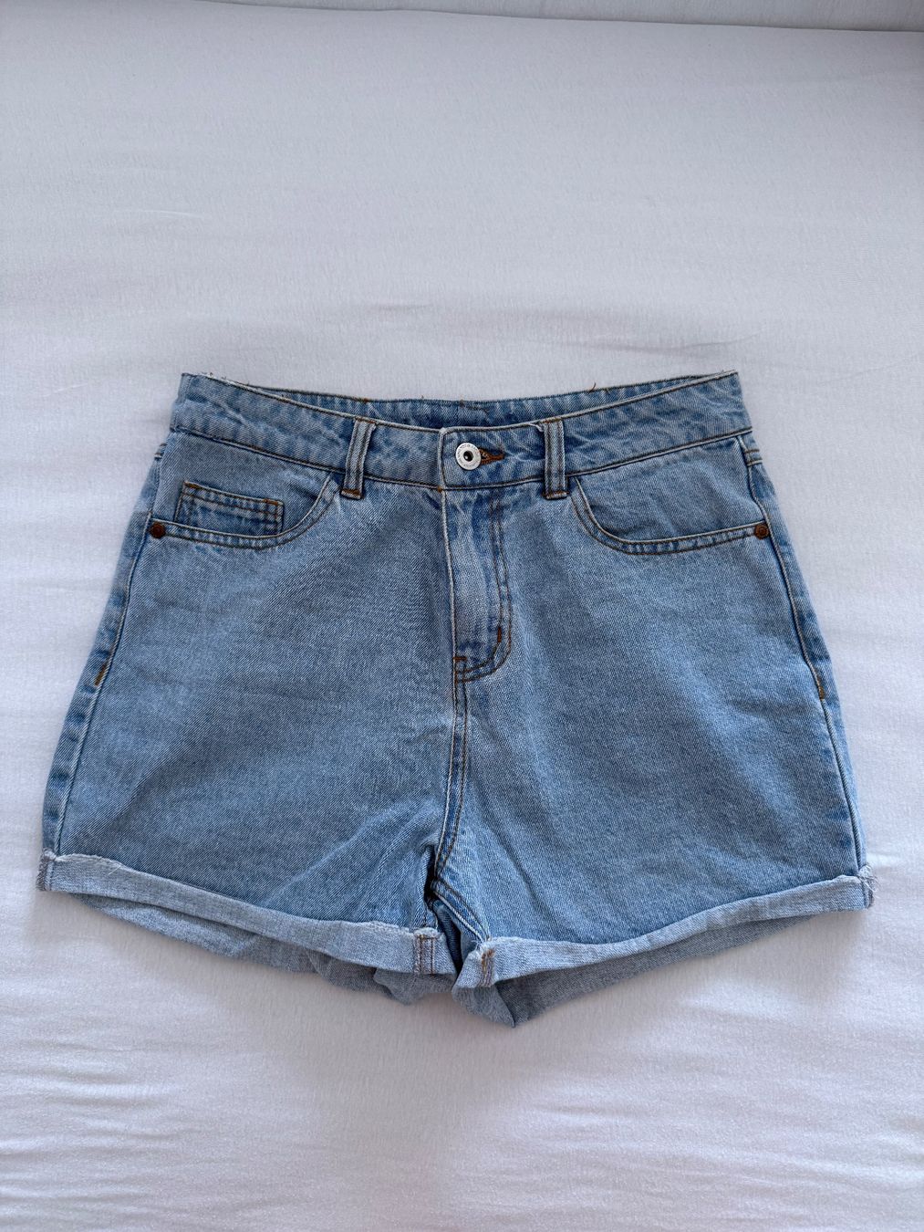 Vero Moda Jeans: Jeans Shorts hellblau Grösse S – Usato da Nänikon venduto da tob_g7dm
