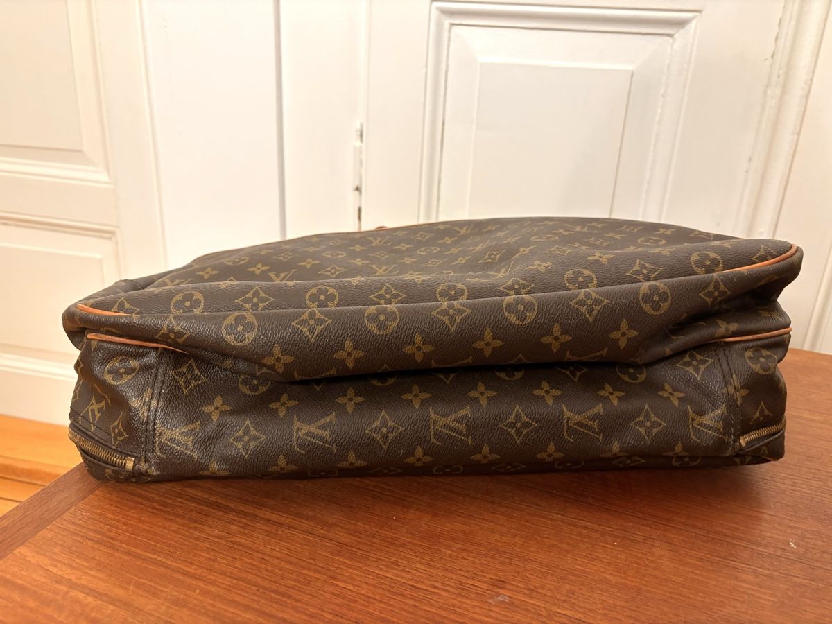 Louis Vuitton Valigie: Louis Vuitton Alize 24H Monogram Travel Case – Usato da Winterthur venduto da Atelier.W.Maison 7