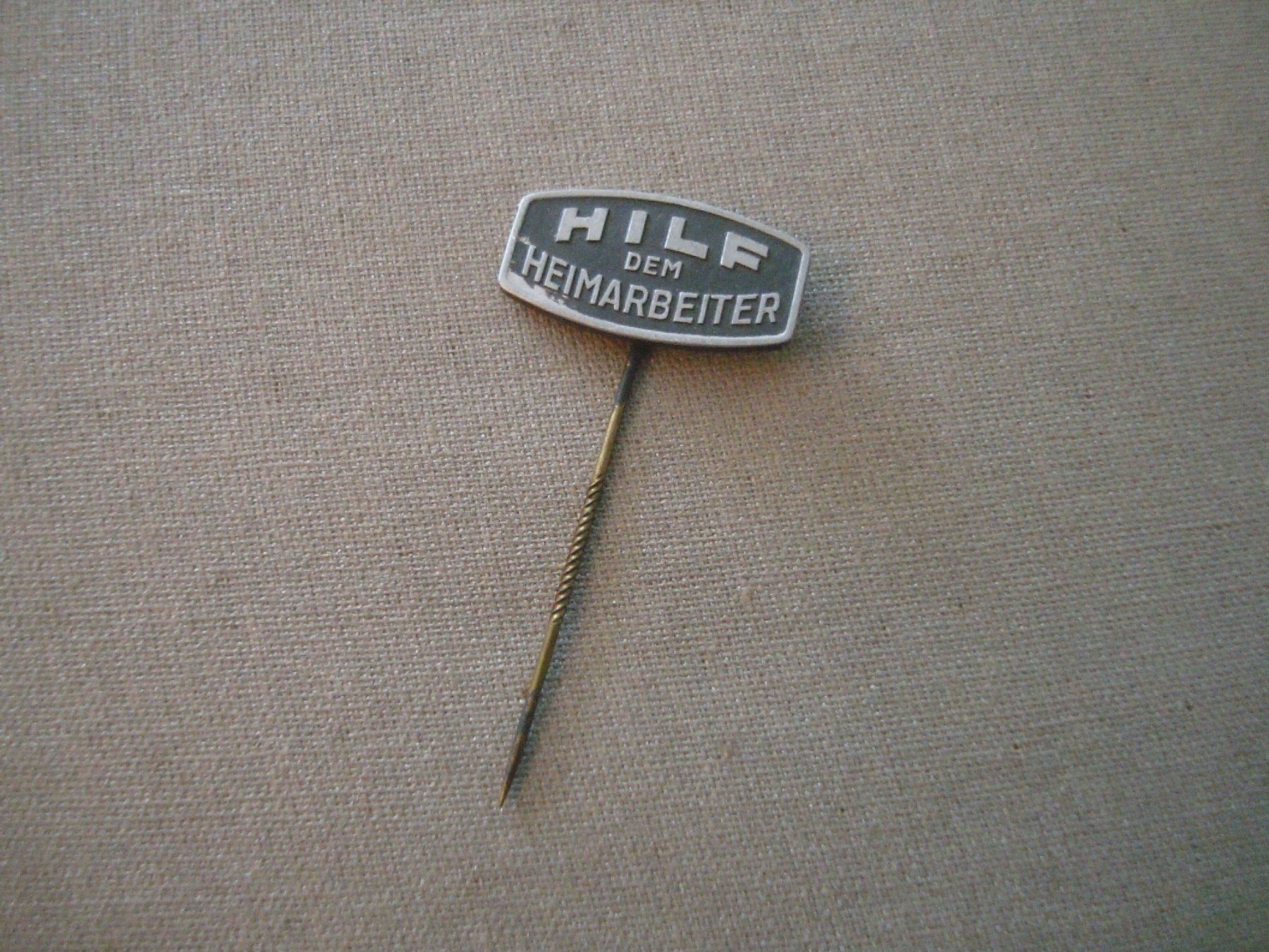 Plaquettes & Badges: Abzeichen - HILF dem Heimarbeiter – D'occasion à Neuenegg par flohcante
