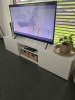 Weiss-glänzendes TV-Möbel mit viel Stauraum in Top-Zustand!