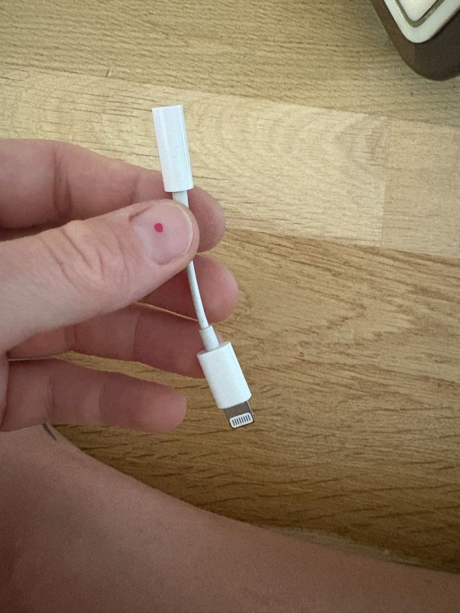Apple Laufwerke & Adapter: Lightning auf Kopfhöreranschluss Klinke Adapter – Gebraucht aus Zürich von ellegant_ 1