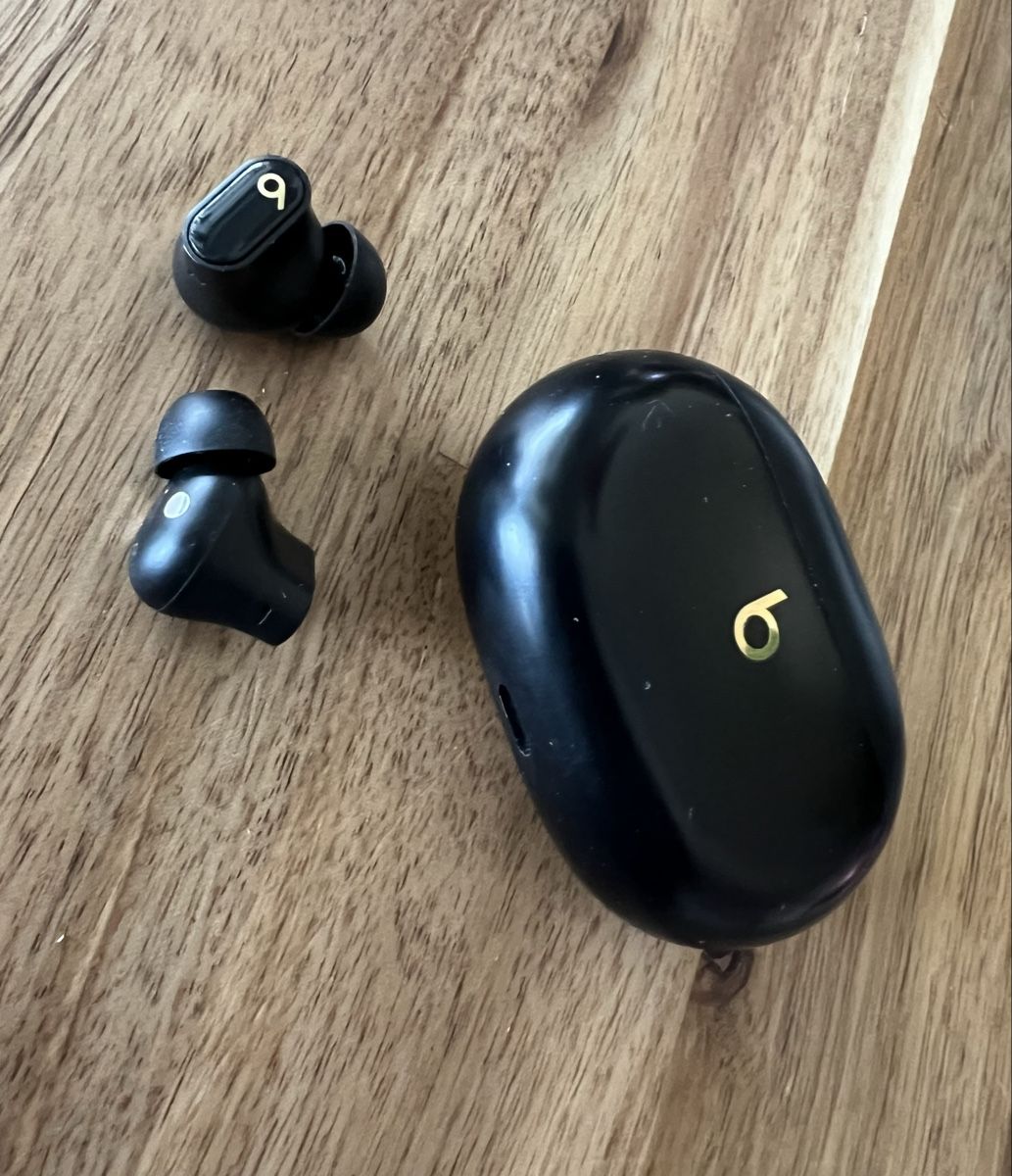 Beats Kopfhörer: Beats Studio Buds+ – Schwarz/Gold – A2871 – Gebraucht aus Oensingen von MirrorWoodAndMore