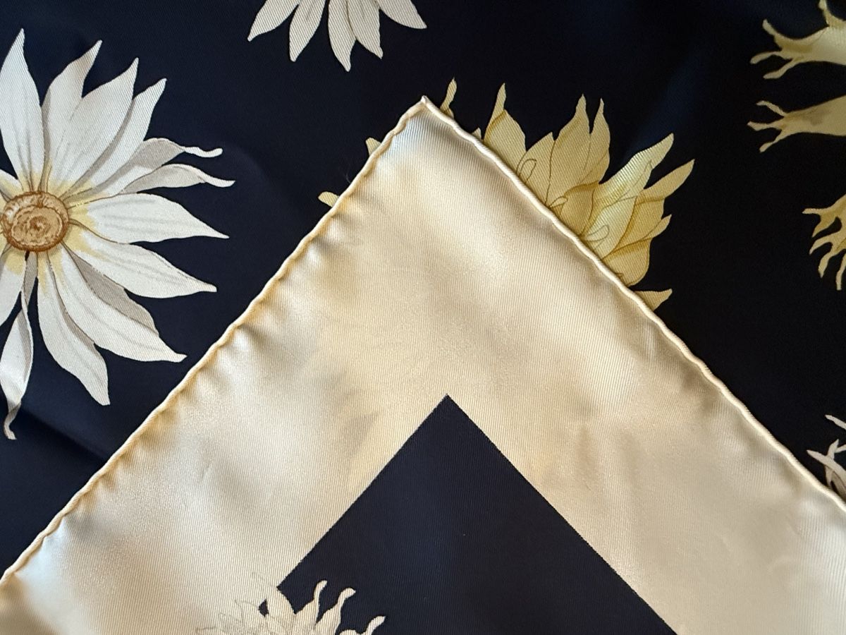 Salvatore Ferragamo Foulards, Tücher & Schals: Salvatore Ferragamo Seidentuch Blumenmuster, – Gebraucht aus Aarburg von Schatzaffe 4