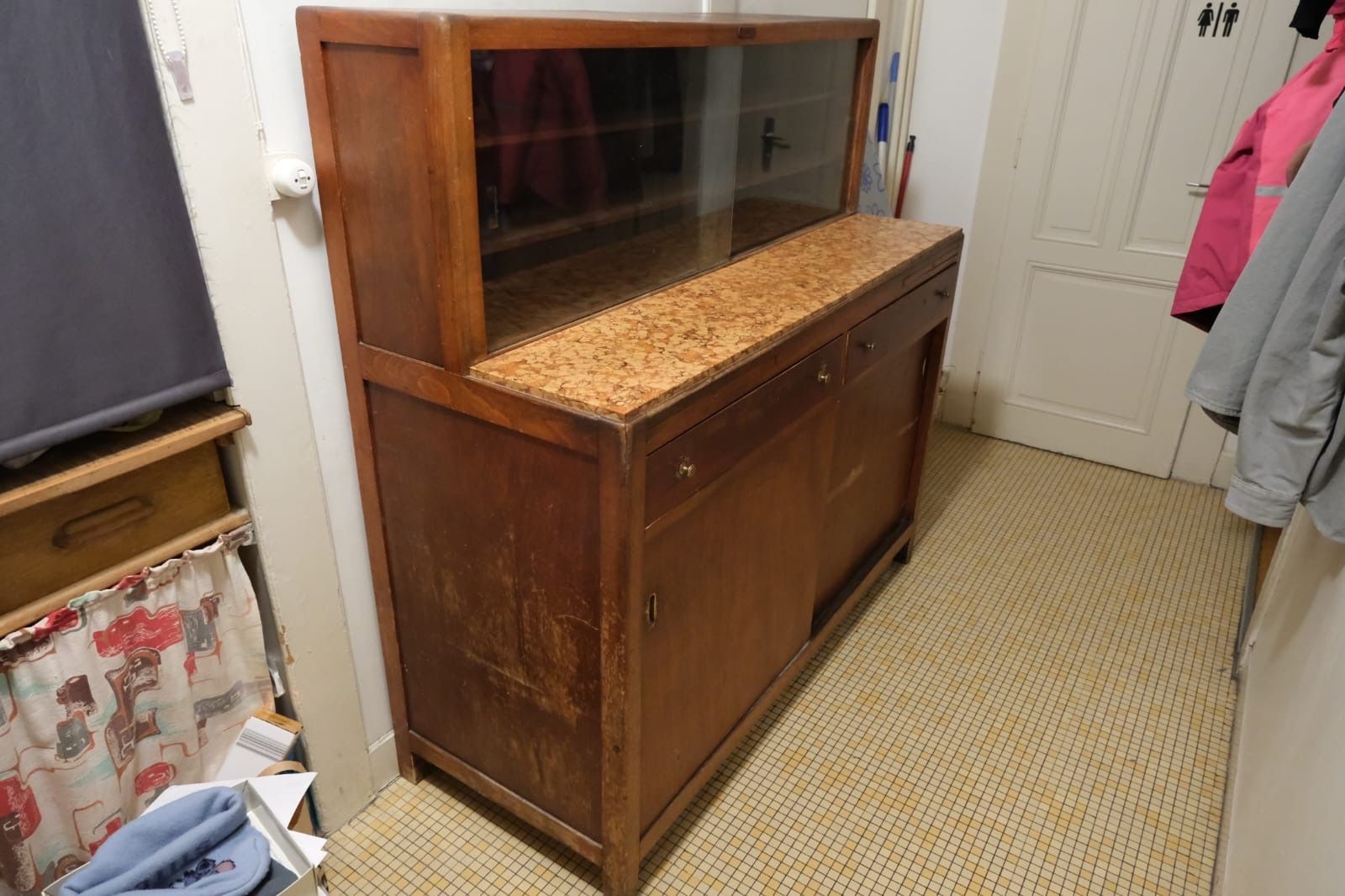 Cassettiere: Présentoir vitré sur "commode" + 2 tiroirs, 4portes. – Usato da Vevey venduto da cburgle 1