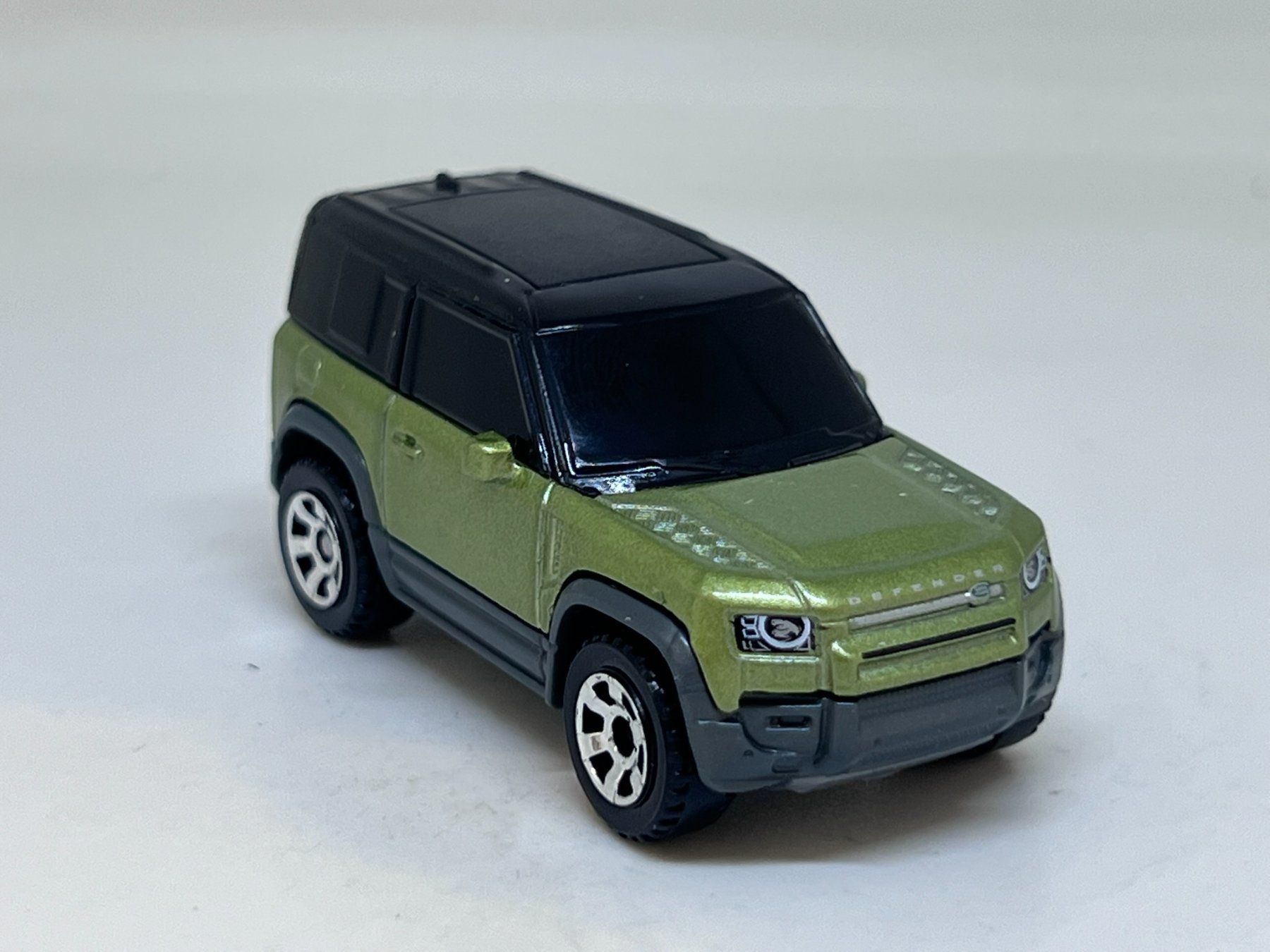 Matchbox Modellini d'auto: Matchbox 2020 Land Rover Defender #734 – Usato da Wildegg venduto da LaaBoutique
