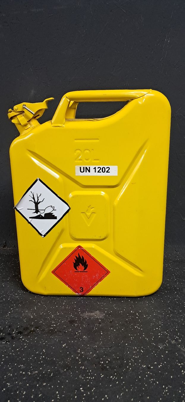 Taniche per benzina: Benzin Diesel Kanister – Usato da Vinelz venduto da Stefu08