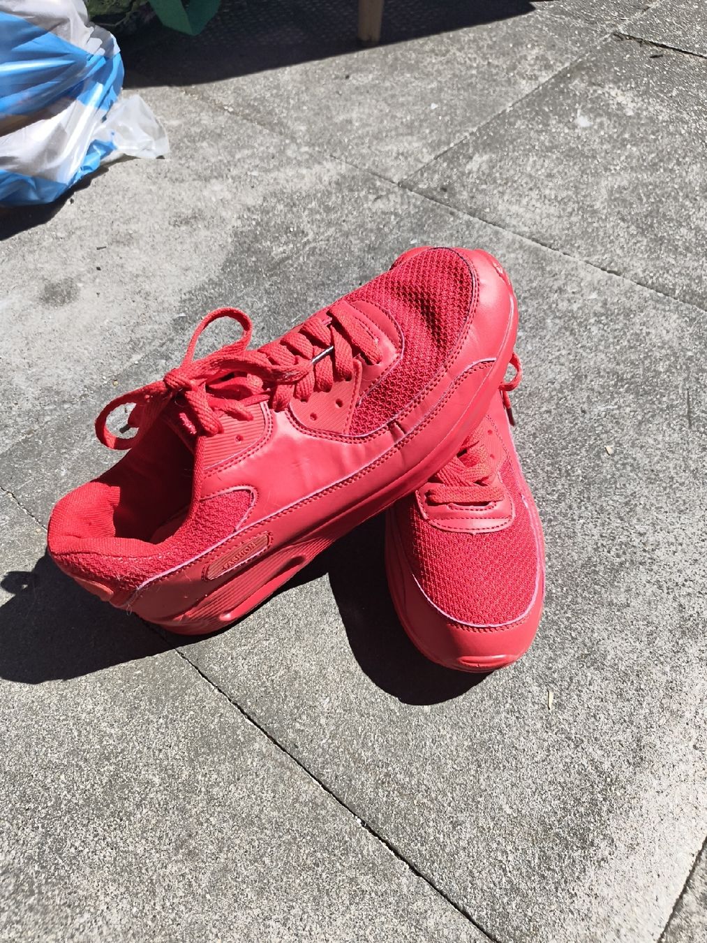 Scarpe da uomo: Roter Turnschuh ca.Grösse 43 – Usato da Gettnau venduto da guerkli36 1