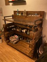 Barmöbel aus Holz mit Rollen