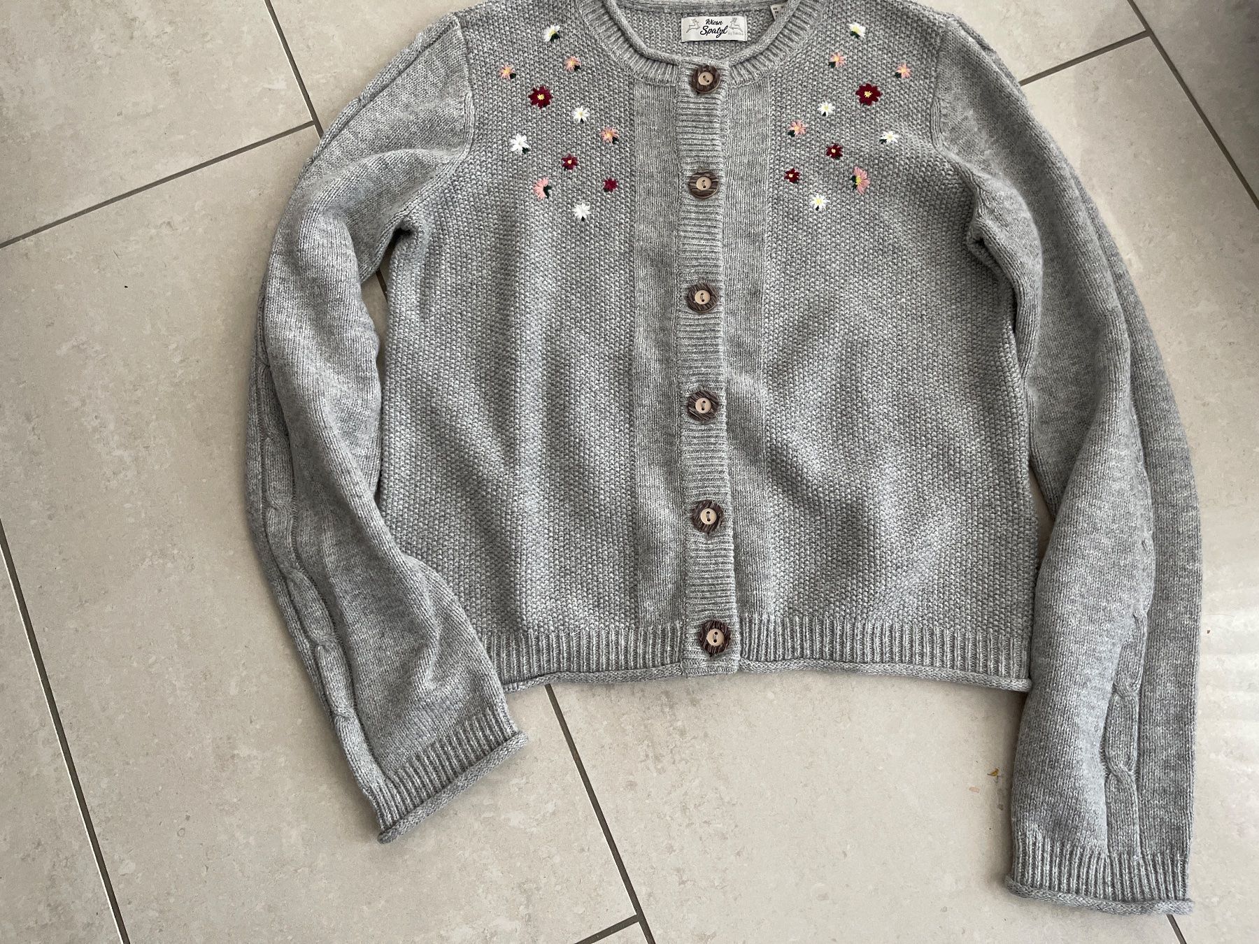 Giacche: Strickjacke, Gr. 36/38, Grau mit Blumen – Usato da Gutenswil venduto da yneB1943