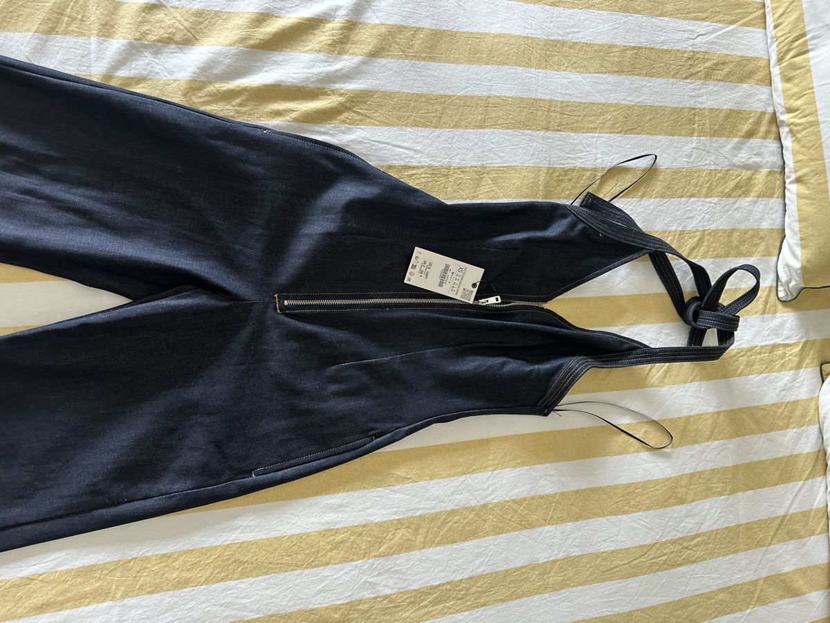 Zara Tute: Dark denim JUMPSUIT – Nuovo e nell'imballaggio originale da Buchrain venduto da Franciscacsousa