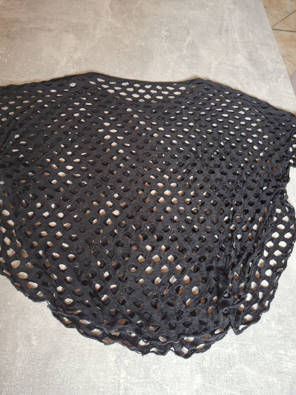 Top: Haut noir très ajouré taille S – Usato da Villiers venduto da san_jn5w 4