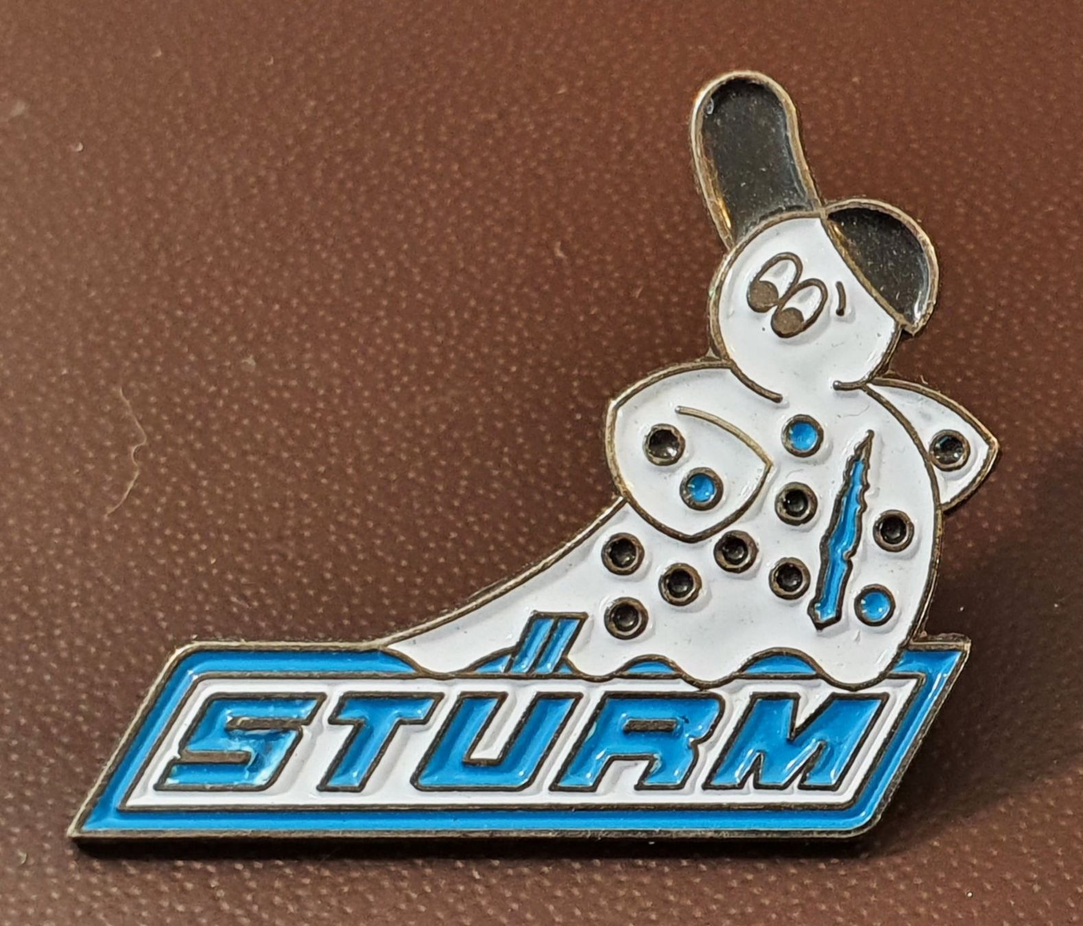 Placchette & Badge: R556 - Pin Schneemann STURM – Usato da Reinach BL venduto da Boston-Verkauf