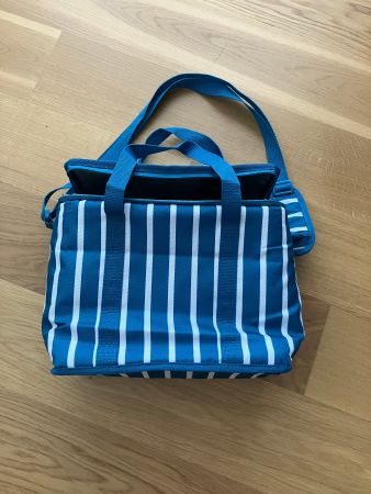 Kühltasche blau-weiss gestreift mit Tragegurt und Henkeln