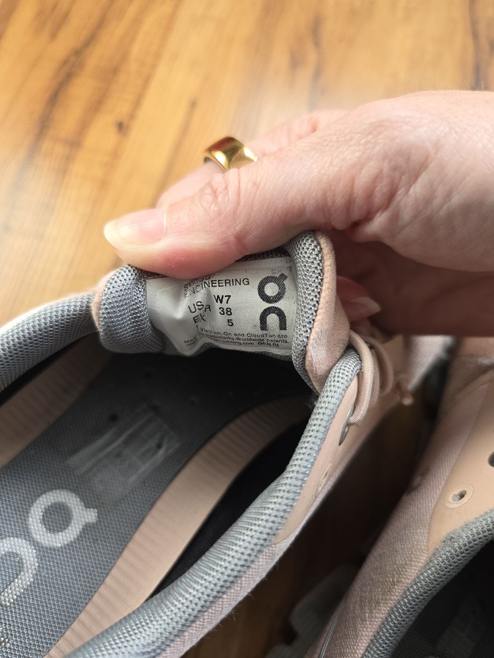 Scarpe da donna: on cloud Schuhe Gr. 38 – Usato da Leissigen venduto da No-Da 1