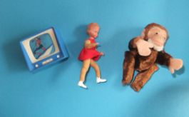 3 antike Spielzeuge 50-er Jahre Fernseher-Spitzer Puppe Affe