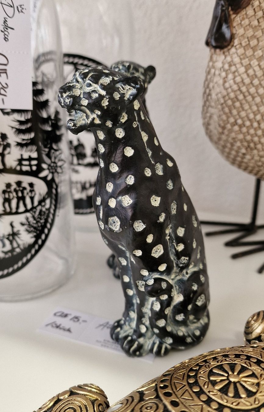 Figuren: Leopard schwarz, klein, sitzend – Neu und originalverpackt aus Schaffhausen von AtelierPudesco 1
