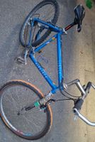 Blaues Hardtail Mountainbike, ideal für Bahnhofvelo