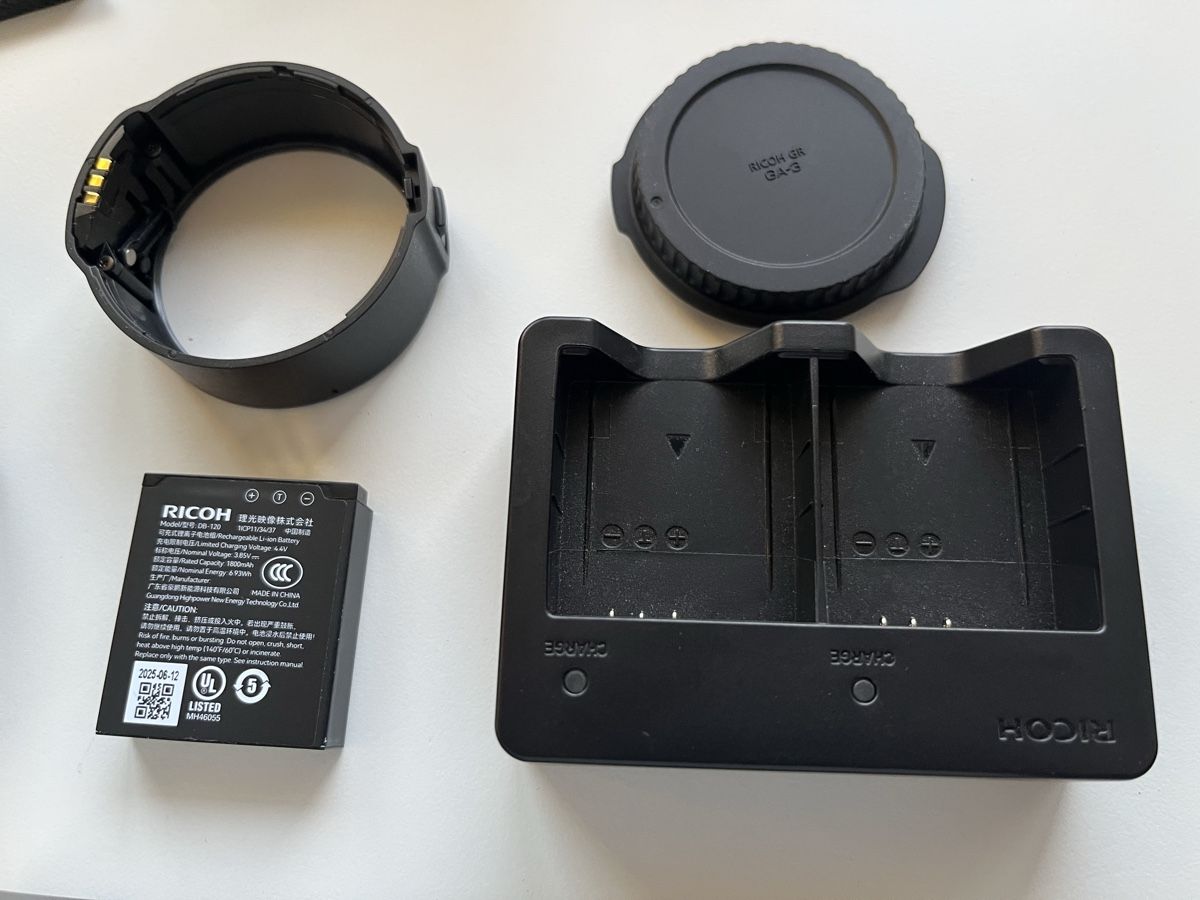 Ricoh Fotocamera: Ricoh GR IV with accessories – Usato da Küsnacht ZH venduto da dig_7bgy 2