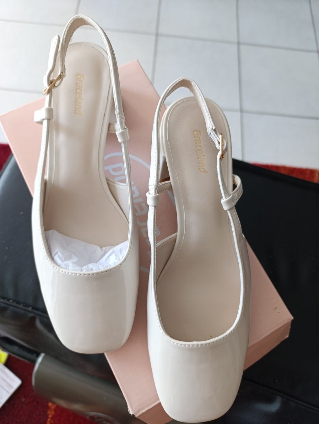 Graceland Scarpe da donna: Chaussures blanches laquée – Nuovo e nell'imballaggio originale da St-Cergue venduto da Neviana