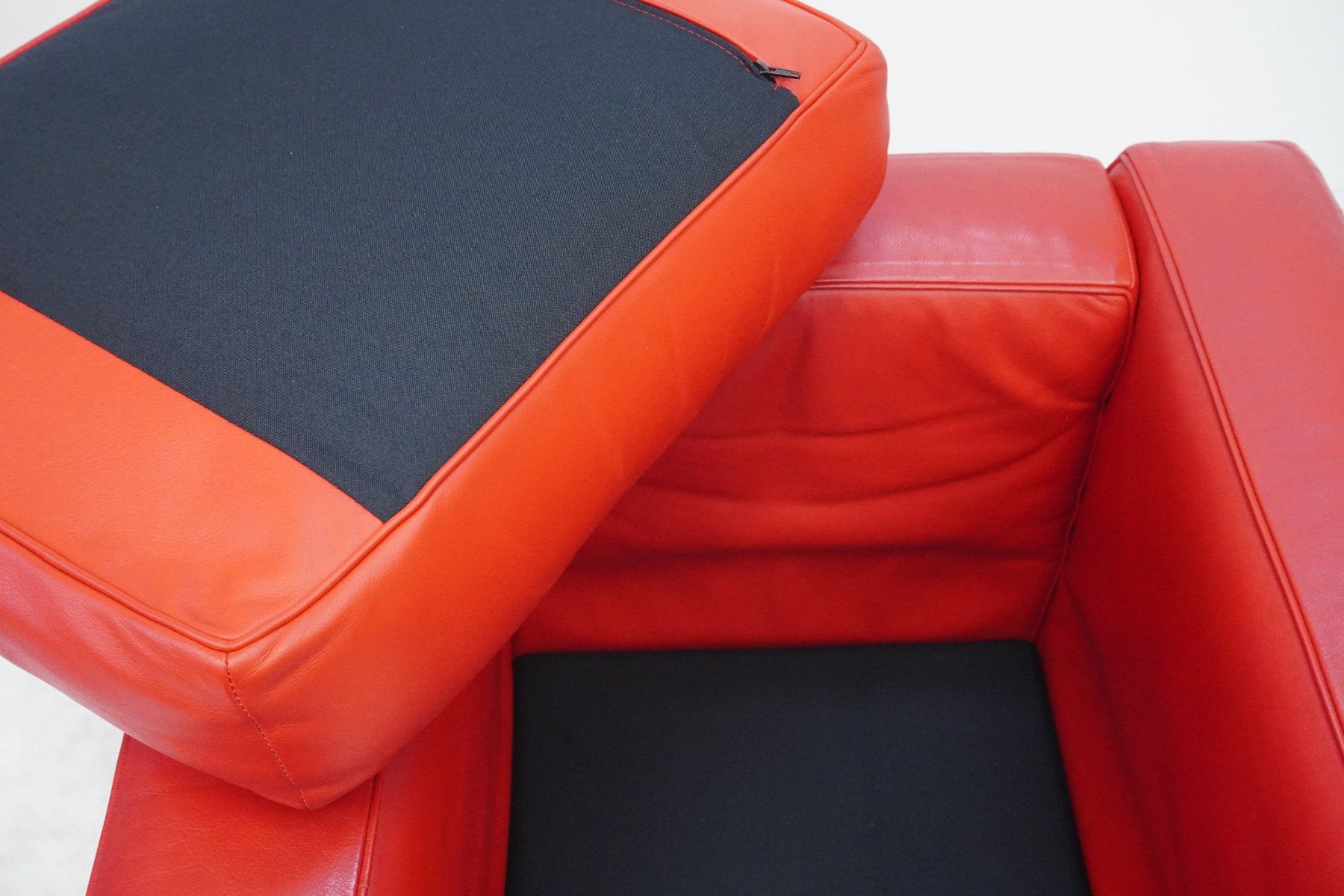 Cassina Sessel: Cassina LC2 Sessel Le Corbusier Leder rot – Gebraucht aus Bad Zurzach von QLASSIQ 7