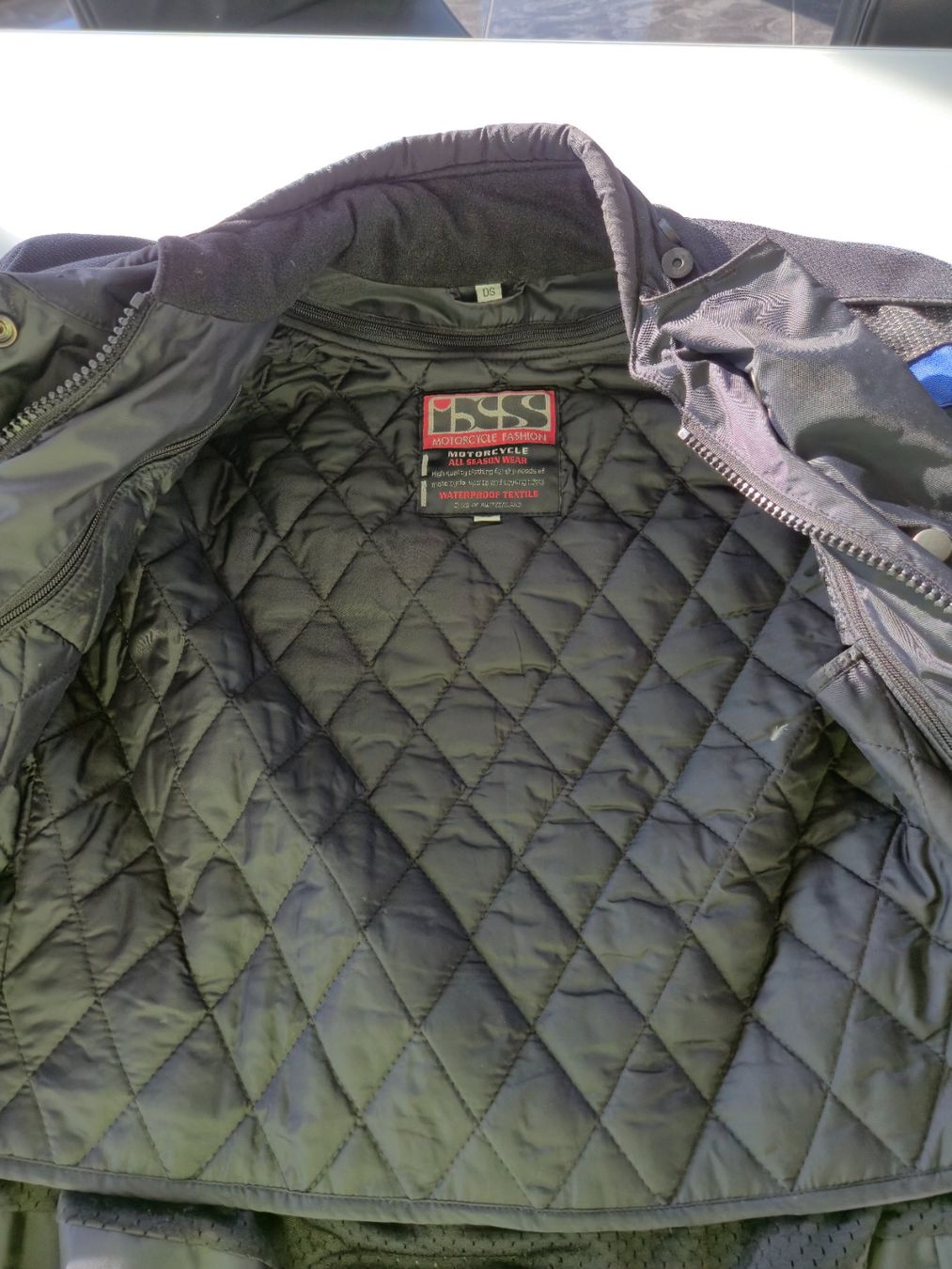 IXS Lotti di vestiti: IXS Motorradjacke, und Hose Top Zustand Neuwertig – Usato da Ballwil venduto da Silverjet 6