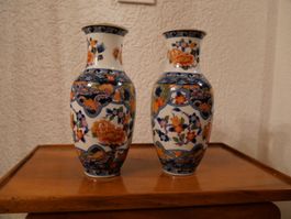Paire de vases décoratifs en porcelaine, dans le style Imari