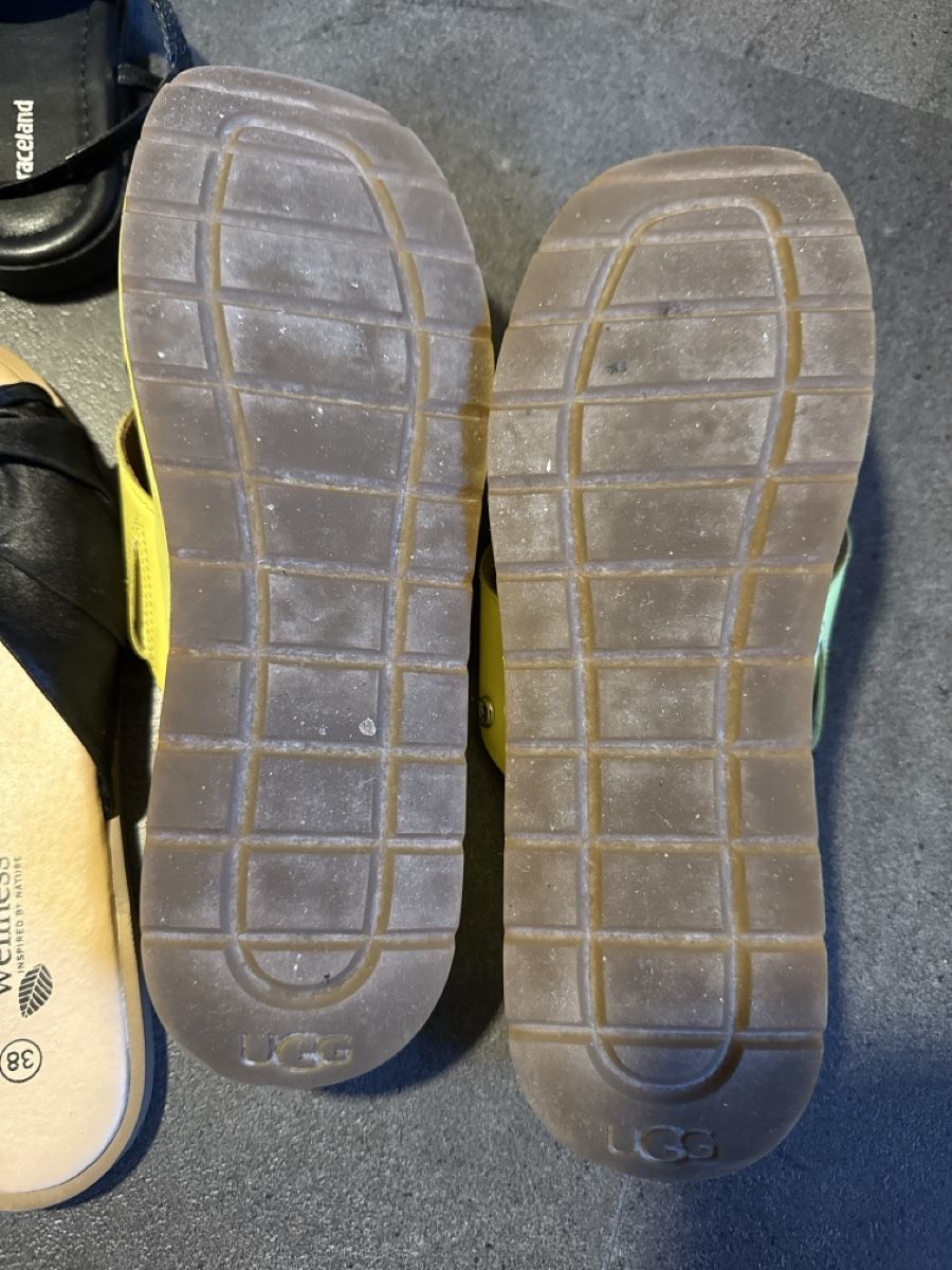 Ugg Chaussures femmes: Ugg Pantoletten  – D'occasion à Pieterlen par Ksenia3003 2