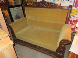 Gründerzeit Sofa mit aufwändigen Schnitzereien vor 1900