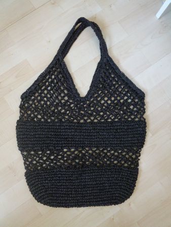 schwarze Häkeltasche von H&M ist aus geflochtenem Papierstro