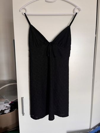 Kleid schwarz Stickerei Grösse S neuwertig