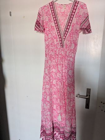 Sommer Kleid pink gemeistert mit Flügelarmel und V-Ausschnit