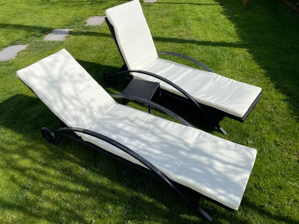2 Liegestühle Rattan mit Beistelltisch Kaufen auf Ricardo