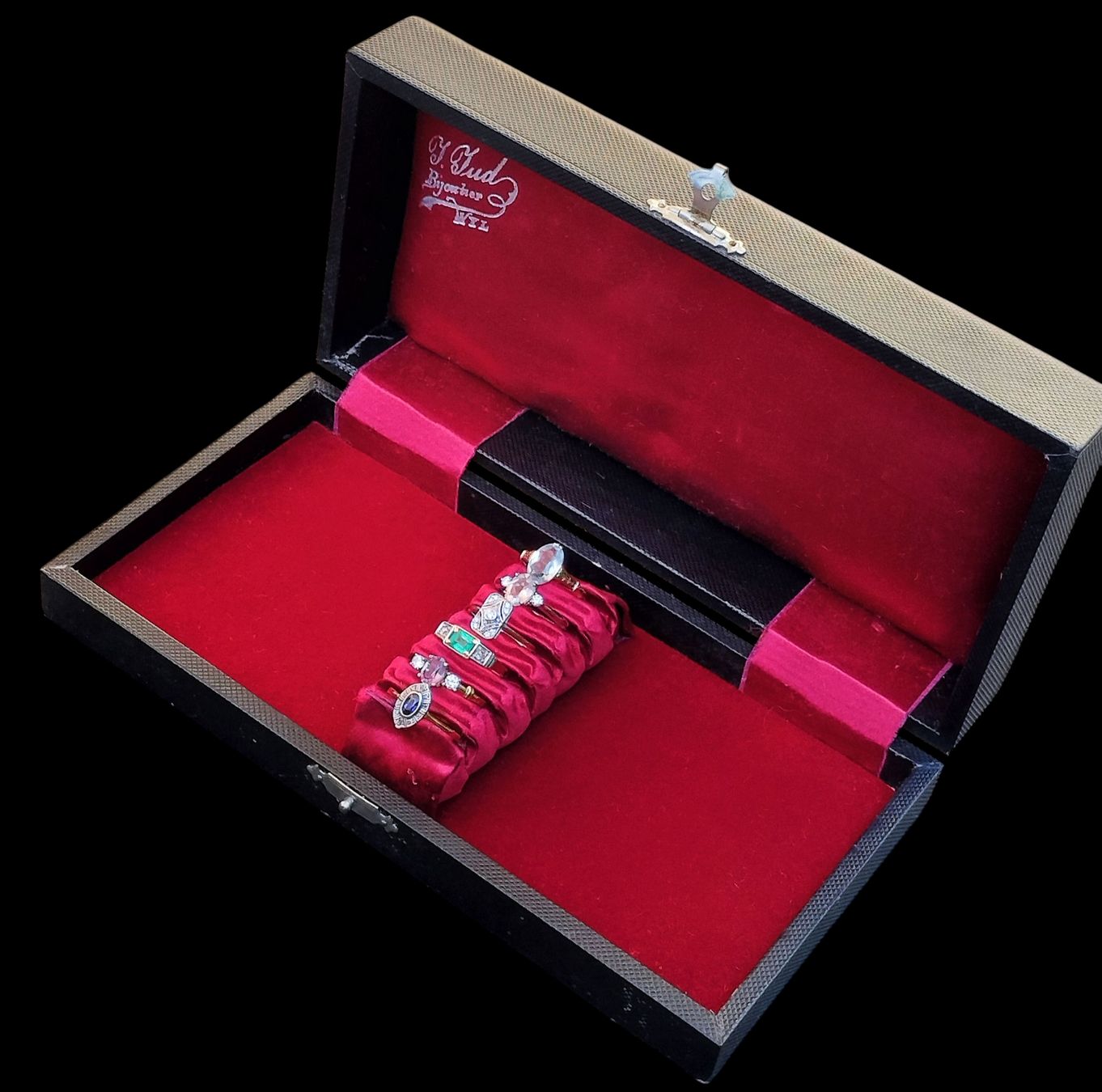 Schmuckkästen: Antike Ringbox Schmuckbox Koffer Schwarz mit Bordeaux Seide – Gebraucht aus schwyz von larry91sz