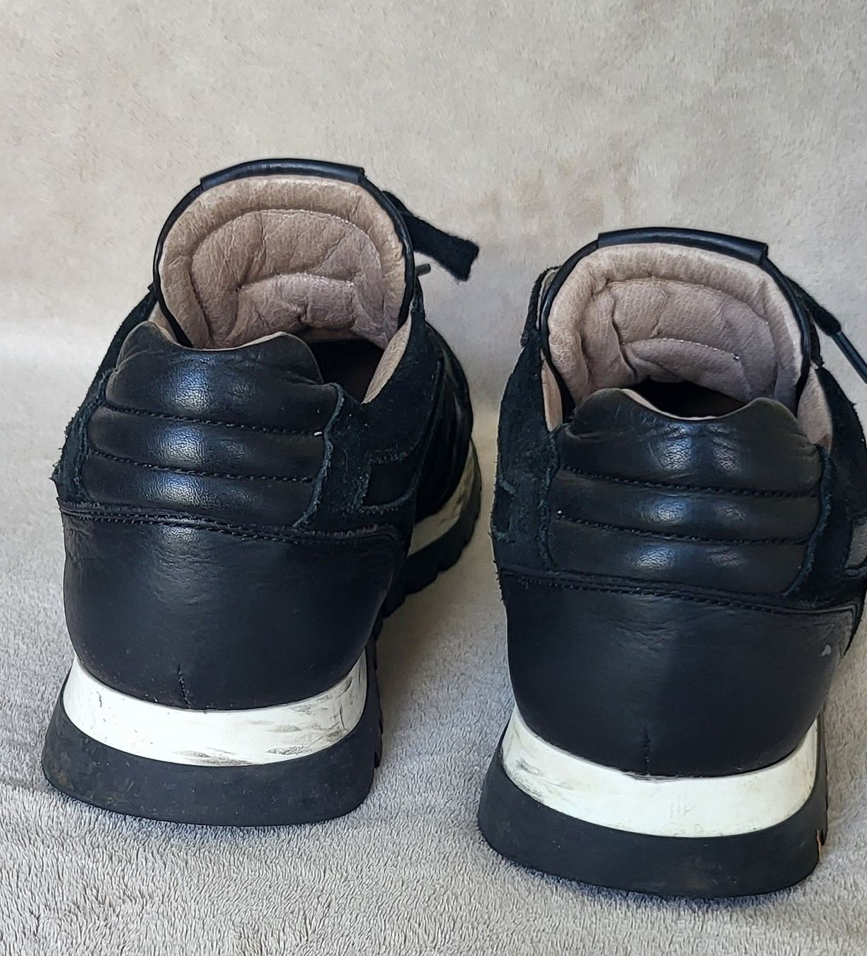 Schuhe für Jungen: Schwarze Schuhe, neuwertig, Grösse 40 – Gebraucht aus Bremgarten von im02 2