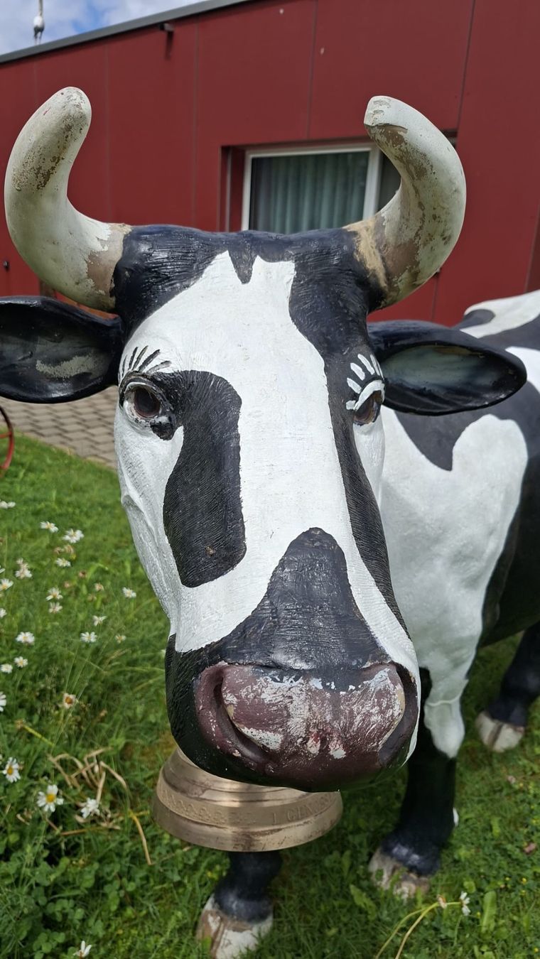 Statuette: Grosse Kunststoff Kuh – Usato da Boswil venduto da trix-niederer 1