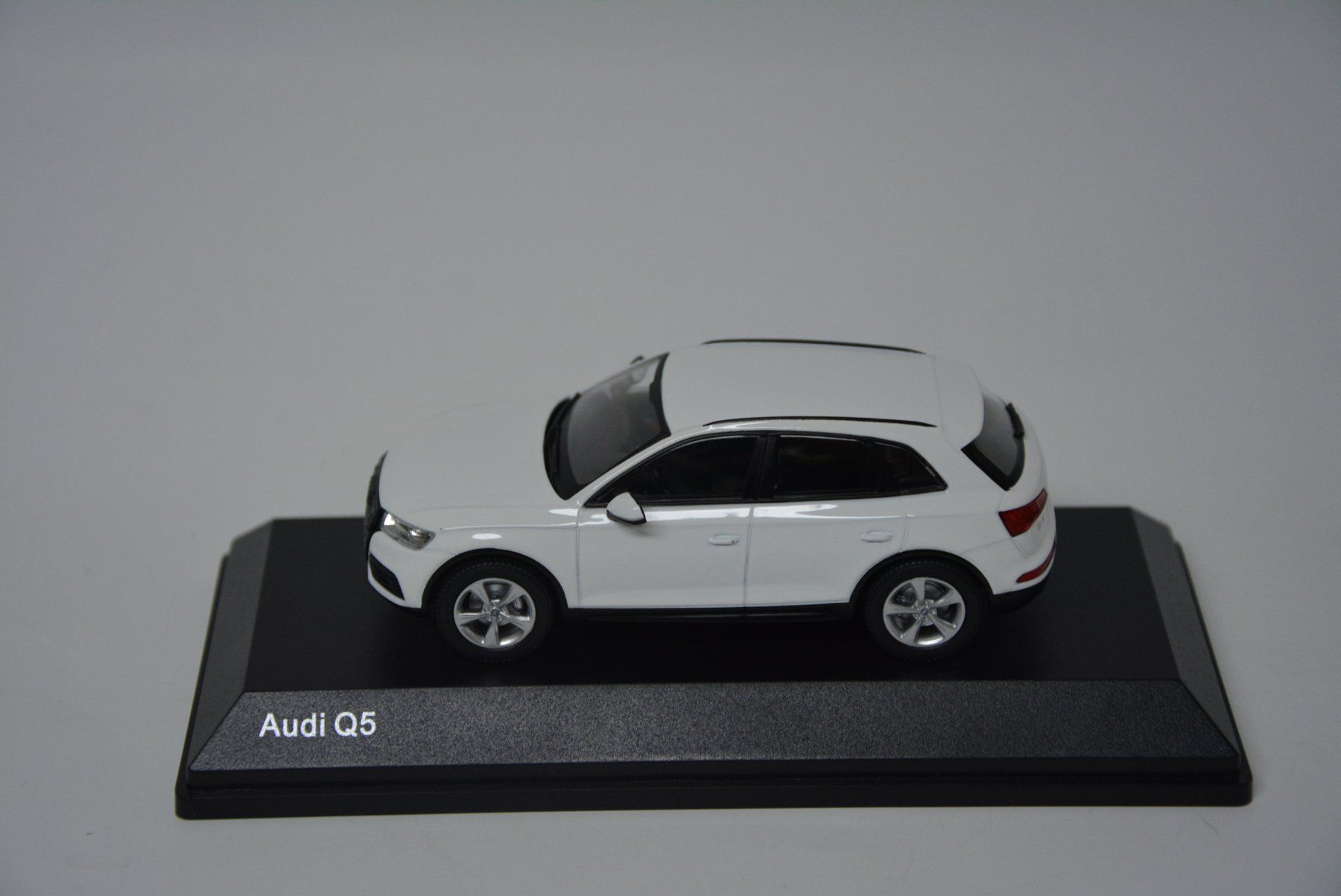 Audi Modellautos: Audi Q5  2016 , Ibisweiss , 1:43 – Neu und originalverpackt aus Goldach von Feivel9 1